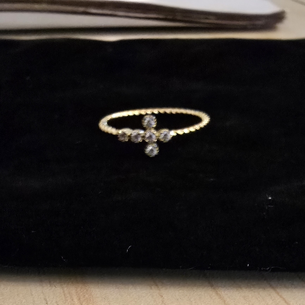 Elegant Gold Ring with Diamond Accent